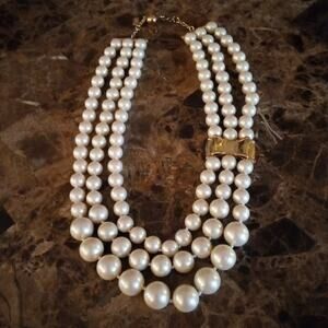 KATE SPADE NEW YORK TRIPLE 3 STRAND FAUX PEARL 'MOON RIVER' BOW NECKLACE EUC